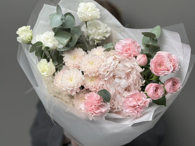 Воздушный букет с хризантемой и кустовыми розами