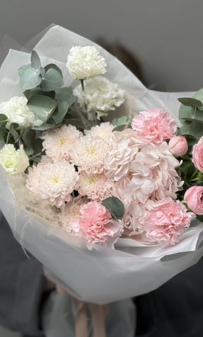 Воздушный букет с хризантемой и кустовыми розами