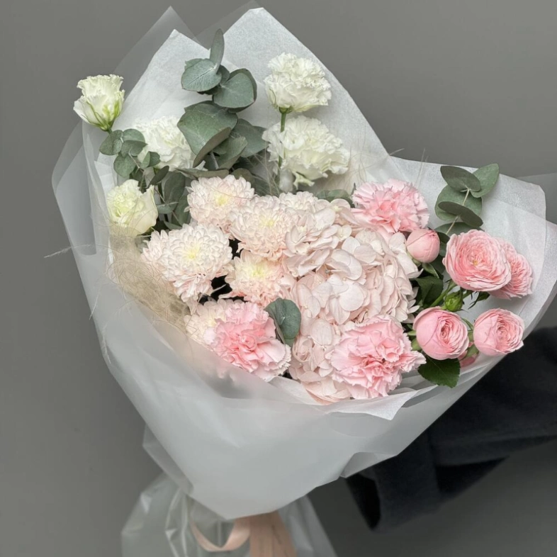 Воздушный букет с хризантемой и кустовыми розами