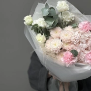 Воздушный букет с хризантемой и кустовыми розами 2