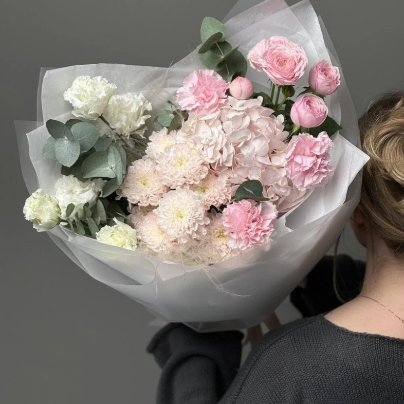 Воздушный букет с хризантемой и кустовыми розами