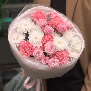 Кустовые розы и диантусы с хризантемой