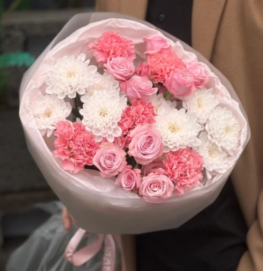 Кустовые розы и диантусы с хризантемой