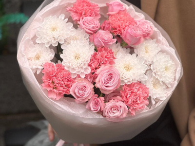 Кустовые розы и диантусы с хризантемой