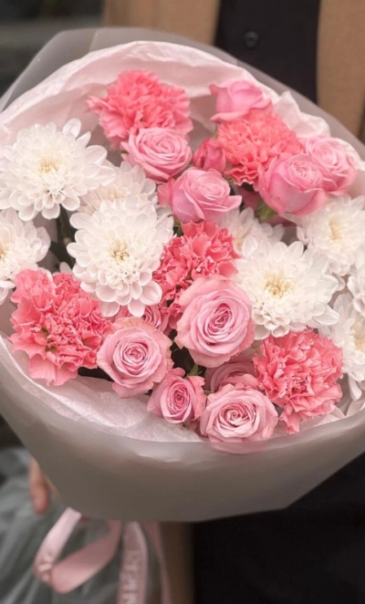 Кустовые розы и диантусы с хризантемой