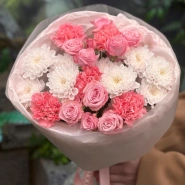 Кустовые розы и диантусы с хризантемой 0