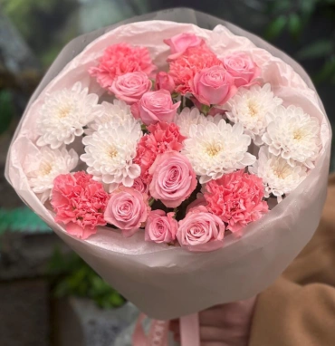 Кустовые розы и диантусы с хризантемой