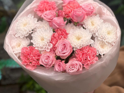 Кустовые розы и диантусы с хризантемой