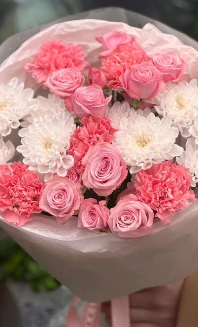 Кустовые розы и диантусы с хризантемой