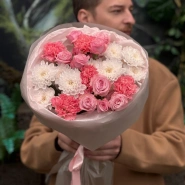 Кустовые розы и диантусы с хризантемой 2