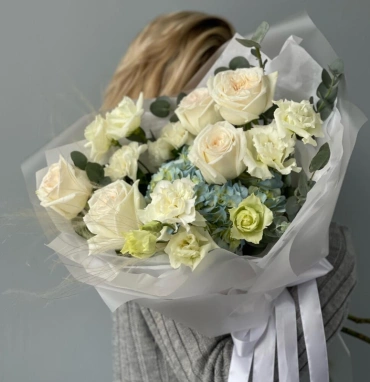 Букет из гортензий, роз и эустомы