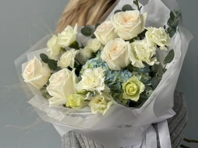 Букет из гортензий, роз и эустомы