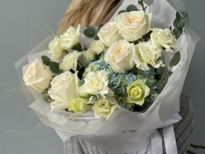 Букет из гортензий, роз и эустомы