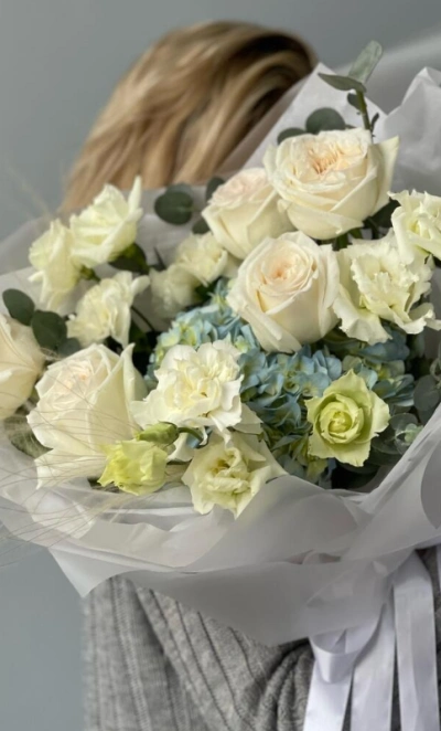 Букет из гортензий, роз и эустомы