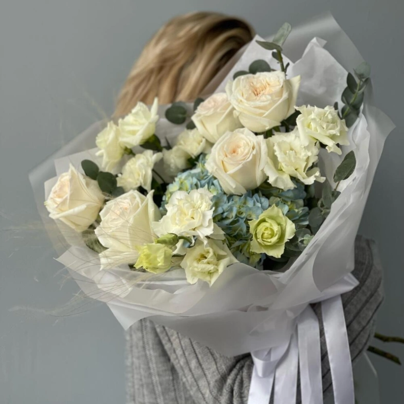 Букет из гортензий, роз и эустомы