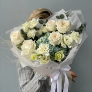 Букет из гортензий, роз и эустомы 4