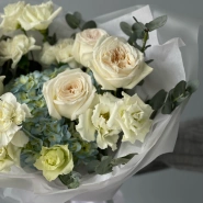 Букет из гортензий, роз и эустомы 3