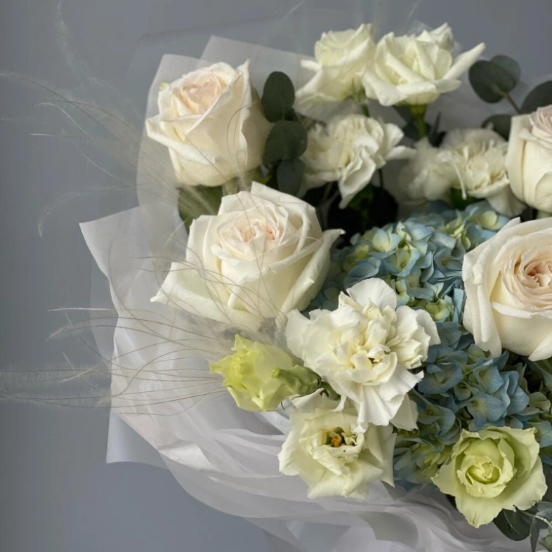 Букет из гортензий, роз и эустомы