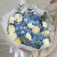 Букет: Голубые гортензии и белые розы💙 Ванильное облачко 0