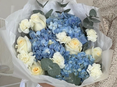Букет: Голубые гортензии и белые розы💙 Ванильное облачко