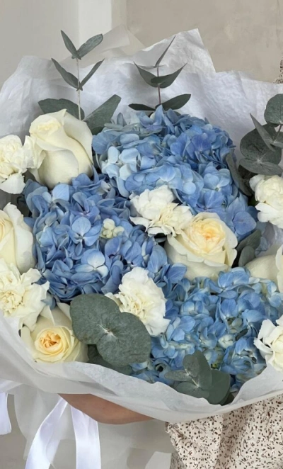 Букет: Голубые гортензии и белые розы💙 Ванильное облачко