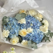 Букет: Голубые гортензии и белые розы💙 Ванильное облачко 2