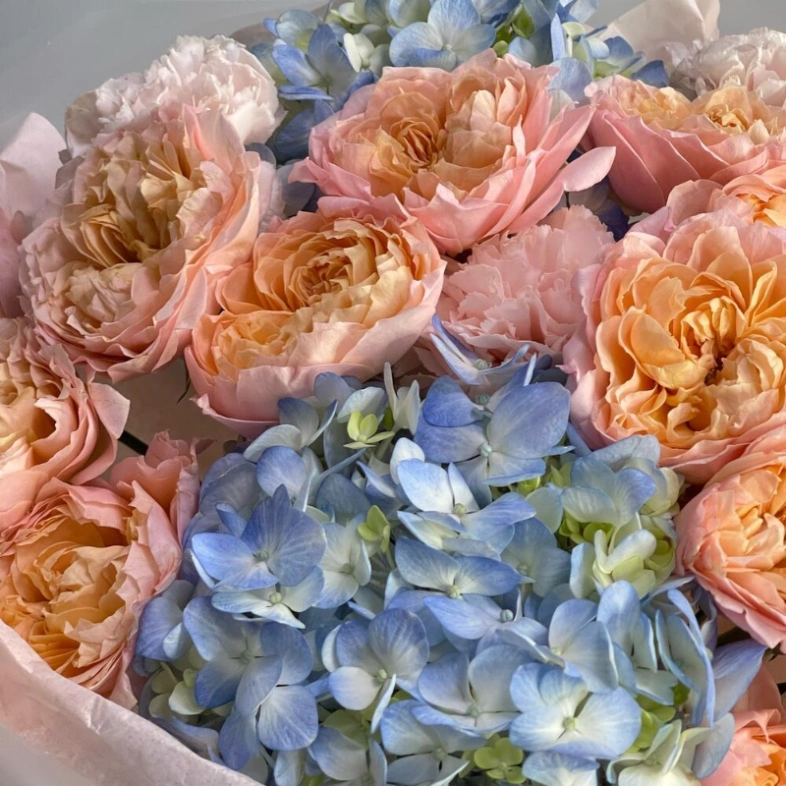 Букет с пионовидными розами и гортензией