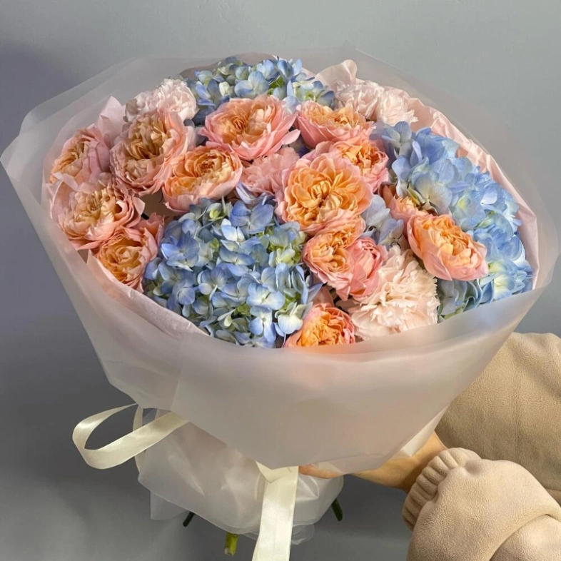 Букет с пионовидными розами и гортензией