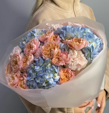 Букет с пионовидными розами и гортензией