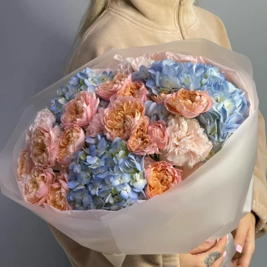 Букет с пионовидными розами и гортензией