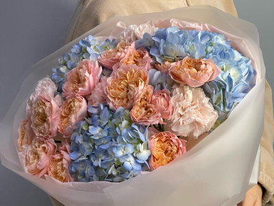 Букет с пионовидными розами и гортензией