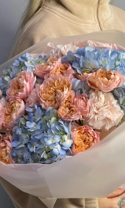 Букет с пионовидными розами и гортензией