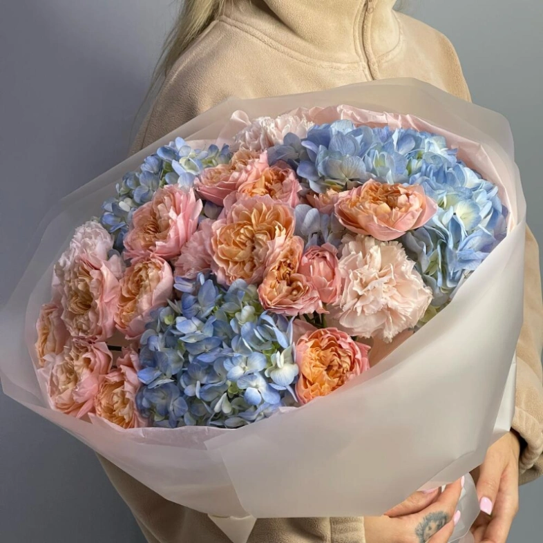 Букет с пионовидными розами и гортензией