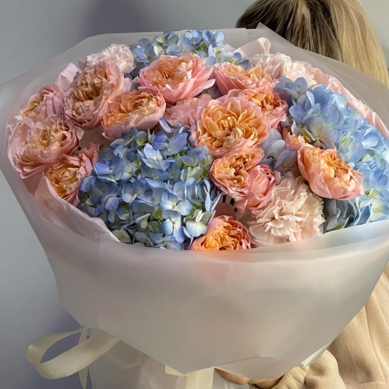 Букет с пионовидными розами и гортензией