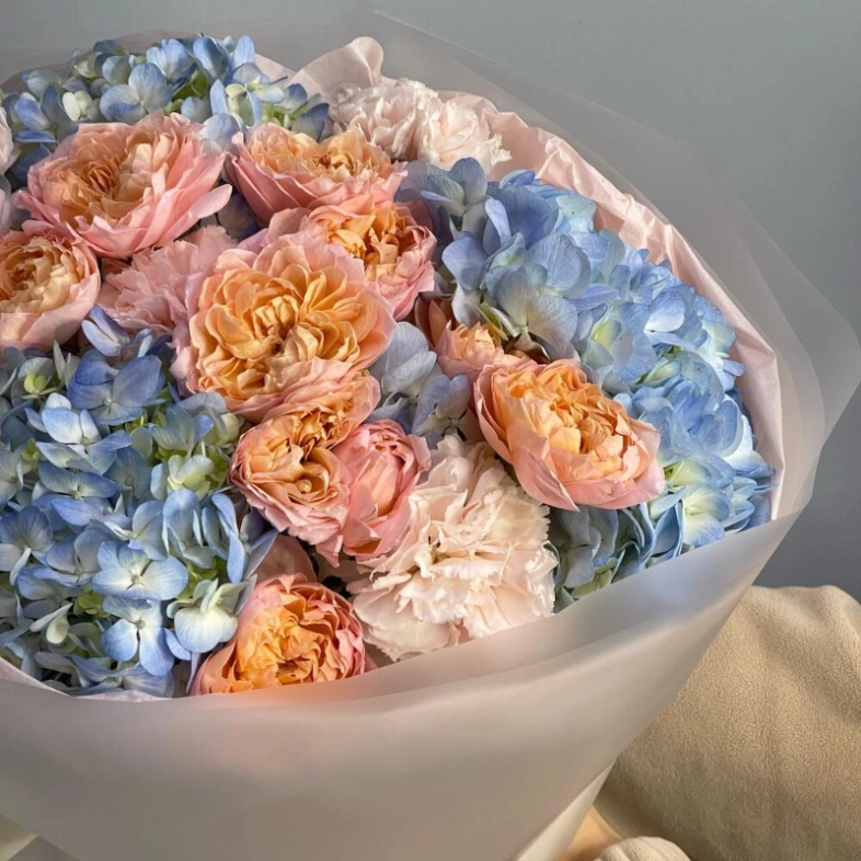 Букет с пионовидными розами и гортензией
