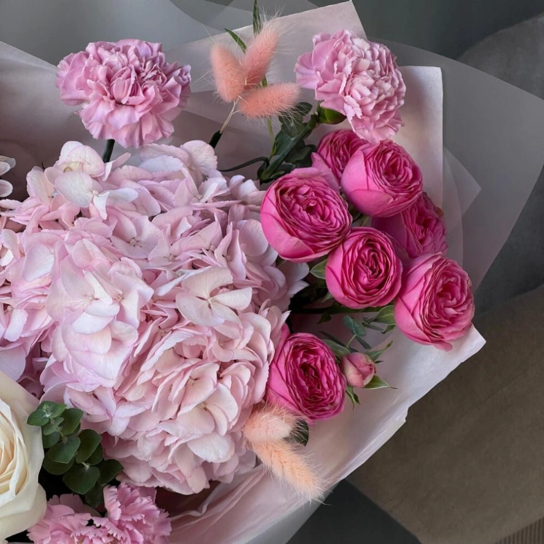 Шикарный букет с гортензией и парфюмированными розами