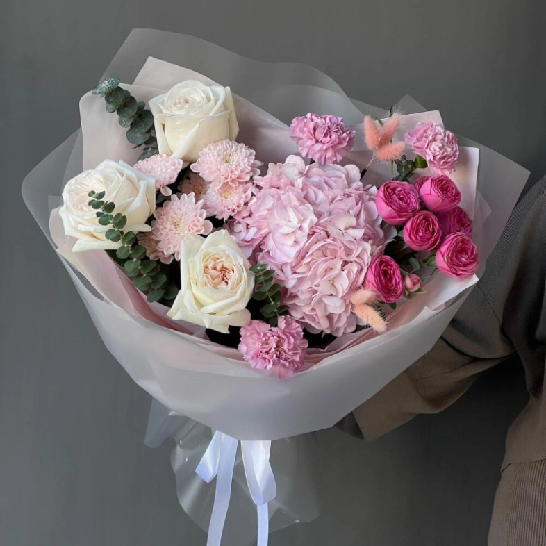 Шикарный букет с гортензией и парфюмированными розами