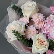 Шикарный букет с гортензией и парфюмированными розами 2