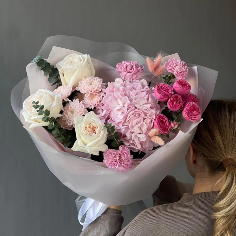 Шикарный букет с гортензией и парфюмированными розами