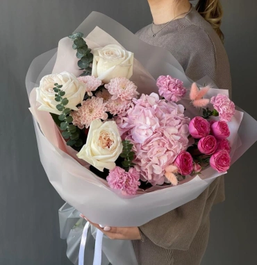 Шикарный букет с гортензией и парфюмированными розами