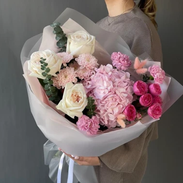 Шикарный букет с гортензией и парфюмированными розами