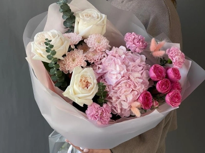 Шикарный букет с гортензией и парфюмированными розами