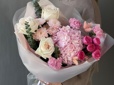 Шикарный букет с гортензией и парфюмированными розами