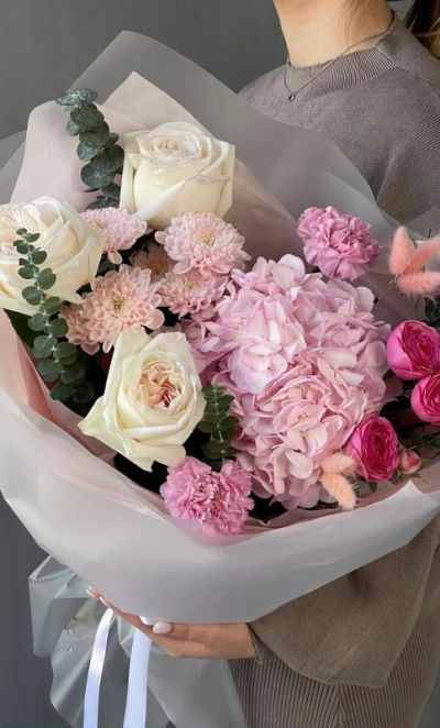 Шикарный букет с гортензией и парфюмированными розами