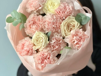 Розы и диантусы розовые