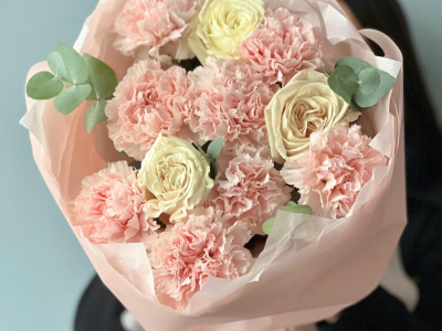 Розы и диантусы розовые