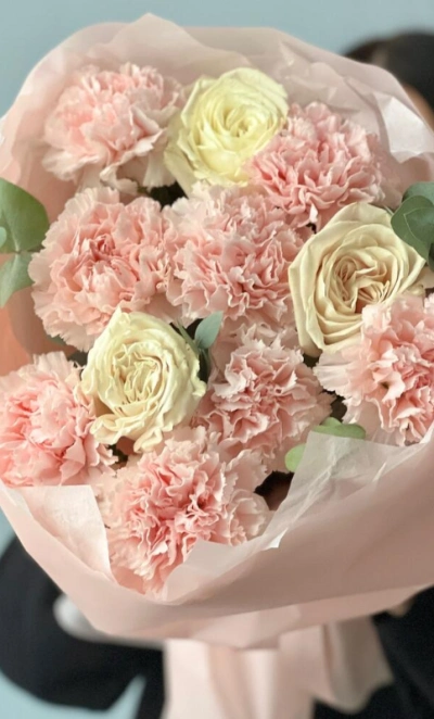 Розы и диантусы розовые