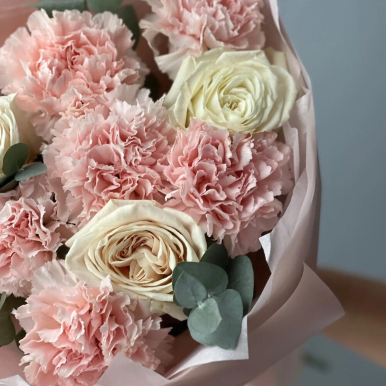 Розы и диантусы розовые