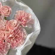 Букет из хризантемы, сортового диантуса и кустовой розы 4