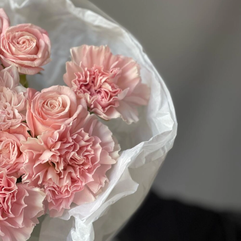 Букет из хризантемы, сортового диантуса и кустовой розы